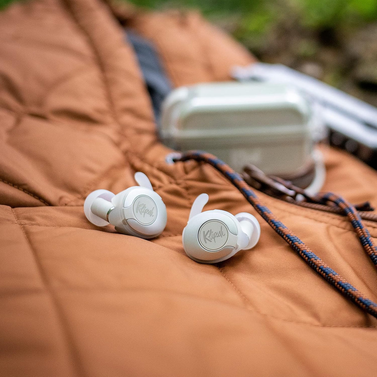 White True Wireless Sport Earphones with Wireless Charging Case A6953