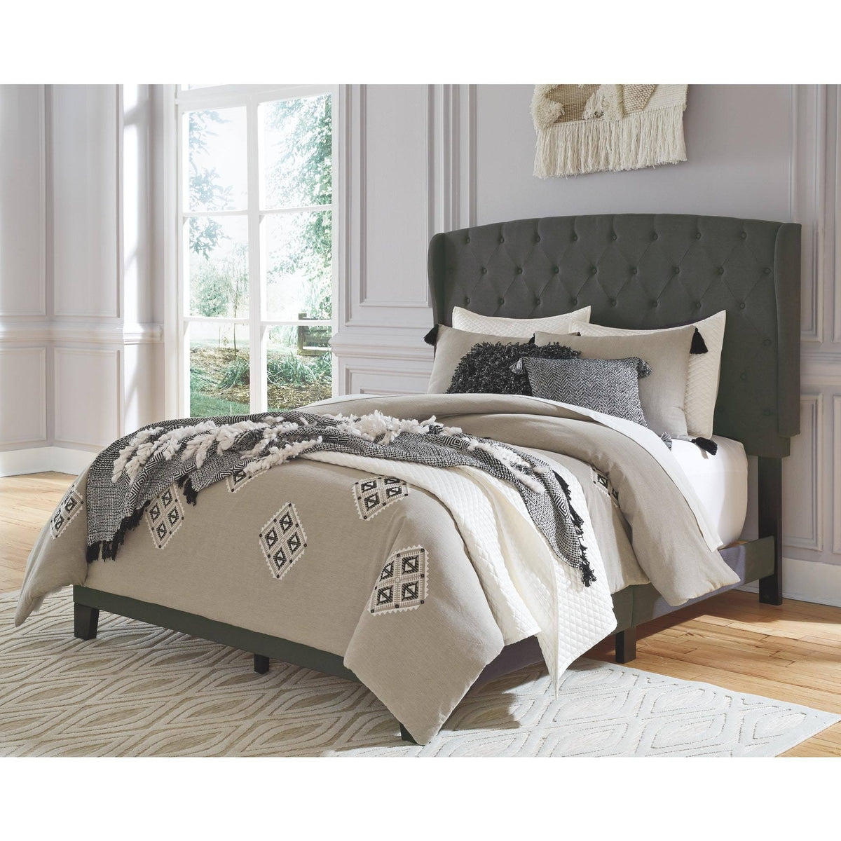 Queen Upholstered Bed Y9235